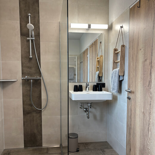 Dusche und Waschbecken